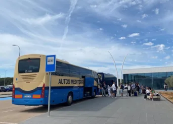 El autobús del aeropuerto de Castellón continuará la conexión con Valéncia hasta octubre