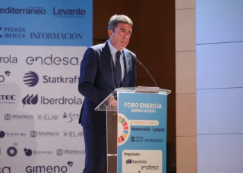 Carlos Mazón avanza que el Consell trabaja en la creación de un ‘hub de empresas industriales’ en materia de energías renovables