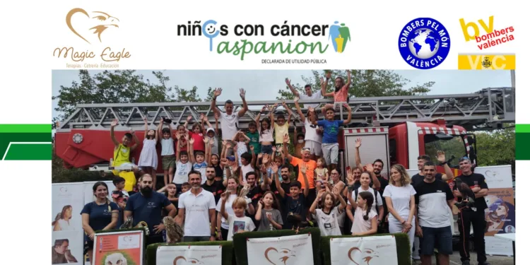 Los Bomberos de Valéncia recibieron la visita de Aspanion y regalaron una actividad terapéutica de aves rapaces con «Magic Eagle»