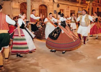 Bocairent celebra la festividad de San Agustín con la “dansà”, la ofrenda de flores y la procesión