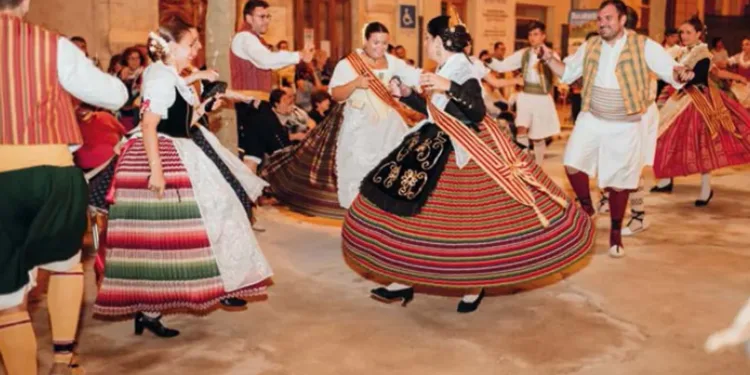 Bocairent celebra la festividad de San Agustín con la “dansà”, la ofrenda de flores y la procesión 1 Bocairent celebra la festividad de San Agustín con la “dansà”, la ofrenda de flores y la procesión