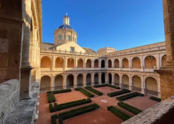 Cultura celebra una jornada de puertas abiertas para dar a conocer el patrimonio de la Biblioteca Valenciana Nicolau Primitiu