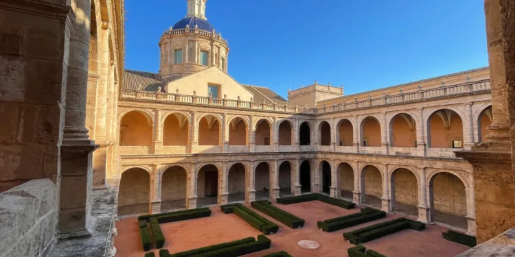Cultura celebra una jornada de puertas abiertas para dar a conocer el patrimonio de la Biblioteca Valenciana Nicolau Primitiu