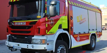 Drama a 20 metros de altura en Valencia: Un operario en estado crítico y un bombero herido tras un rescate extremo