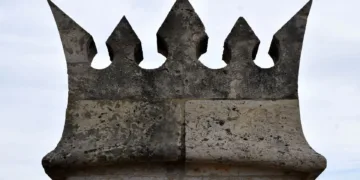 El Ayuntamiento restaurará veinte almenas de la torre de la Lonja