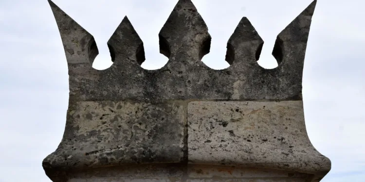 El Ayuntamiento restaurará veinte almenas de la torre de la Lonja