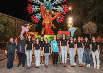 Las Falleras Mayores de Elda visitaron a las comisiones en la noche de la Plantà