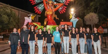 Las Falleras Mayores de Elda visitaron a las comisiones en la noche de la Plantà