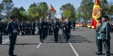 Gaurdia Civil acto oficial ante la Bandera de España