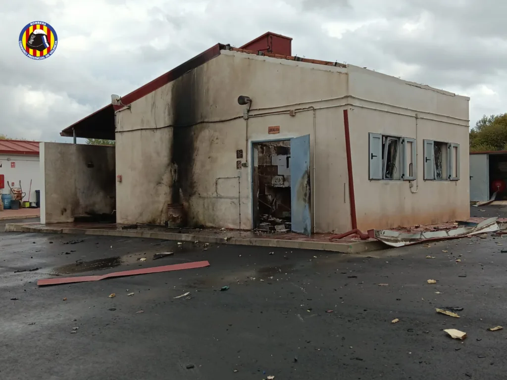 Una explosión en la pirotecnia Europlá deja un herido muy grave 4 GXwmReHXsAE14r8