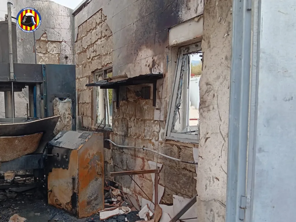 Una explosión en la pirotecnia Europlá deja un herido muy grave 2 GXwmReJWwAAqDhq