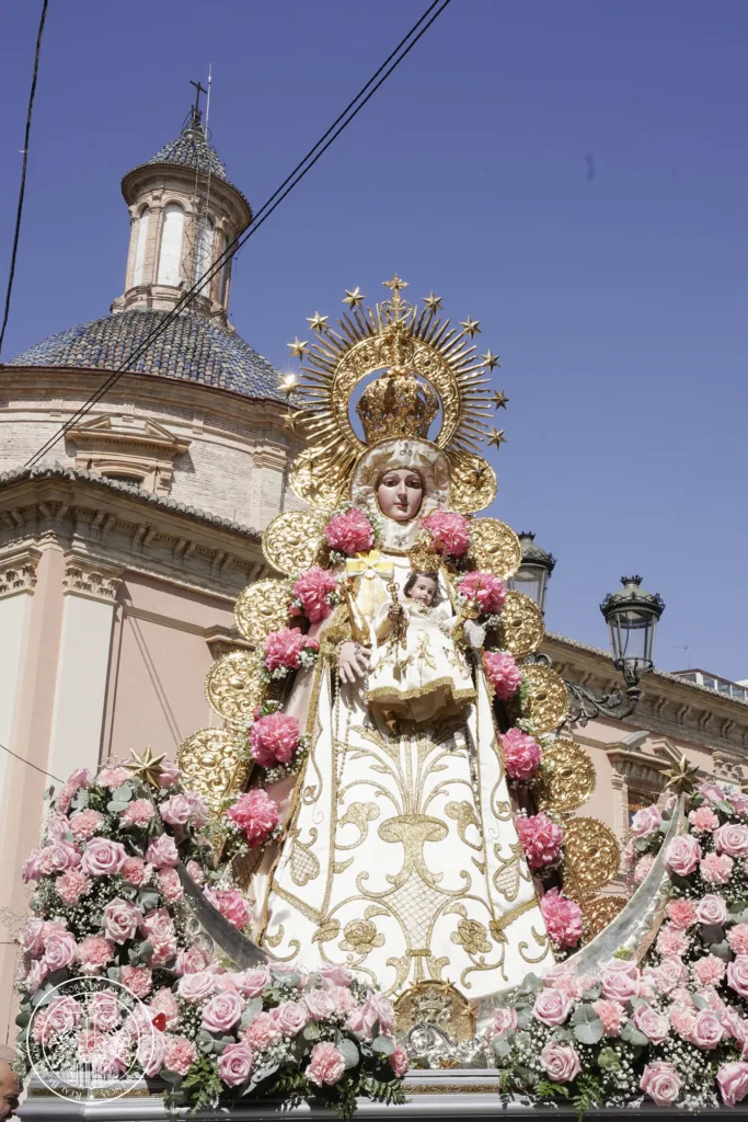 Misa rociera en la Catedral de Valencia y la Virgen del Rocío visita a la Mare de Deu dels Desamparats 2 GYFu1YLWkAAMcG
