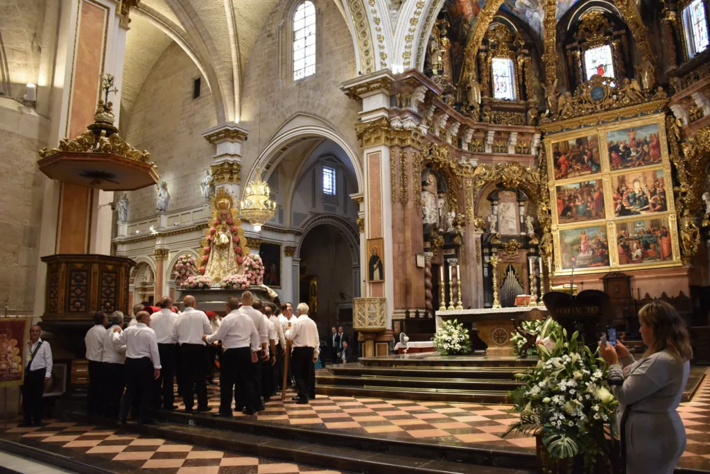 Misa rociera en la Catedral de Valencia y la Virgen del Rocío visita a la Mare de Deu dels Desamparats 8 GYG0 H9W4AIlCoC