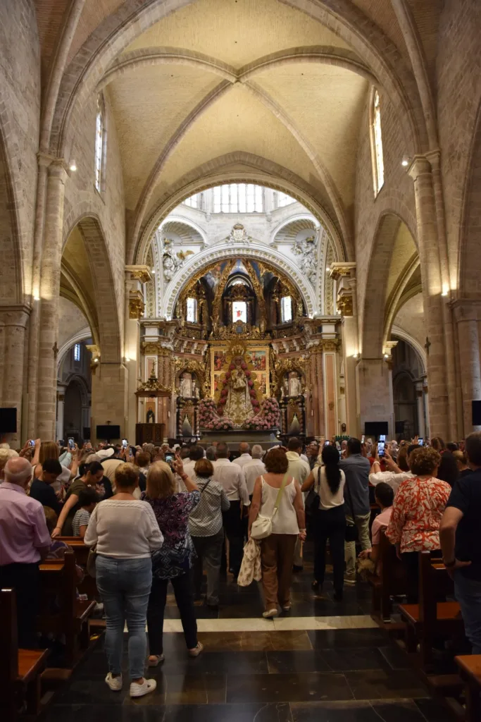 Misa rociera en la Catedral de Valencia y la Virgen del Rocío visita a la Mare de Deu dels Desamparats 3 GYG0 IkW0AAvcHp