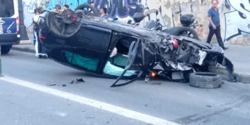 Cortados túneles de la Pechina y Paseo por vehículo volcado que se ha llevado por medio varias farolas