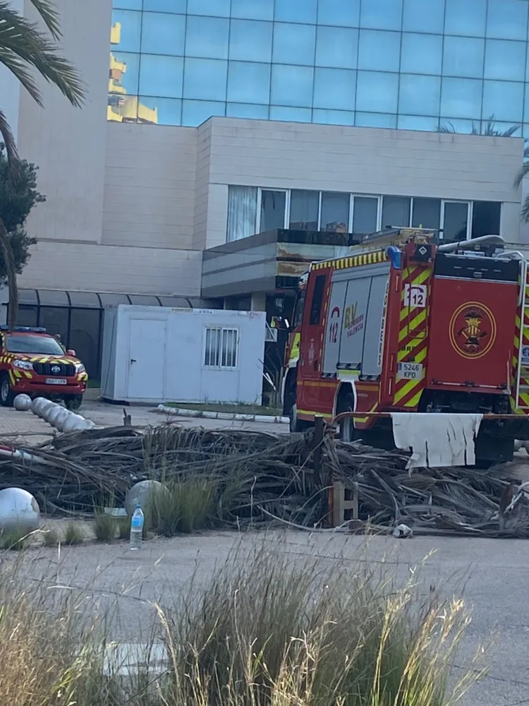 Incendio en el antiguo hotel del Sidi Saler esta pasada noche