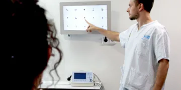 Oftalmólogos del Hospital Universitario de Torrejón advierten del aumento de miopía en niños debido a los dispositivos electrónicos