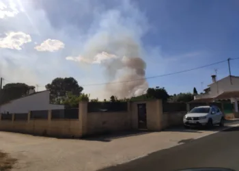 Primeros desalojos de viviendas en el Incendio de Simat de la Valldigna
