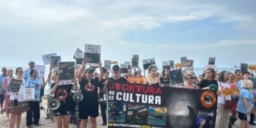 Dénia Animal Save se manifiesta contra los bous a la mar de Jávea y condena la muerte de otro toro 