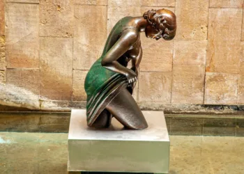 La escultura “Muchacha en el lago” Mercat de Colón