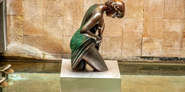 La escultura “Muchacha en el lago” Mercat de Colón