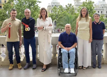 El Ayuntamiento recibe a los deportistas paralímpicos valencianos