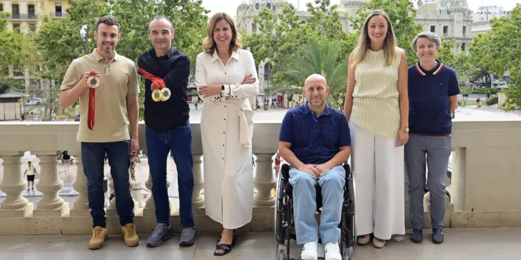 El Ayuntamiento recibe a los deportistas paralímpicos valencianos