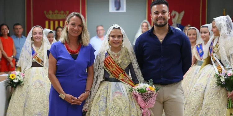 La Fallera Mayor Infantil de Valencia 2024 y su Corte de Honor participan en la Ofrenda de las Fiestas de Puzol