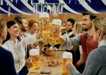 Valencia se convierte, por segundo año, en la capital de la cerveza con la celebración del Paulaner Oktoberfest