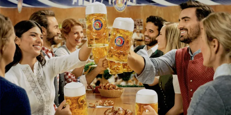Valencia se convierte, por segundo año, en la capital de la cerveza con la celebración del Paulaner Oktoberfest
