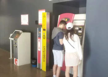 FGV mejora la accesibilidad de las máquinas de venta de títulos de viaje de la red de Metrovalencia 3 FGV mejora las prestaciones y condiciones de accesibilidad de las máquinas de venta de títulos de viaje de Metrovalencia