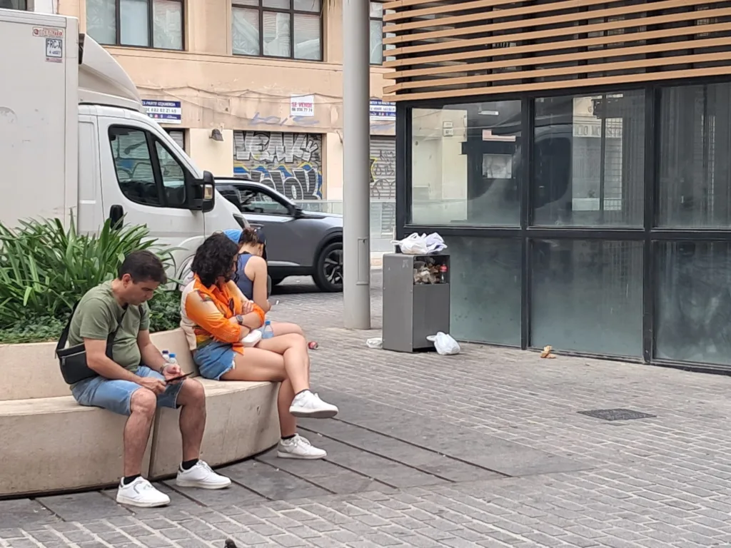 Las papeleras cercanas al Mercado Central a rebosar cada mediodía 2 WhatsApp Image 2024 09 03 at 10.46.431 11zon