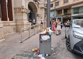 Las papeleras cercanas al Mercado Central a rebosar cada mediodía