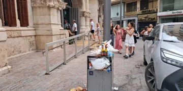 Las papeleras cercanas al Mercado Central a rebosar cada mediodía