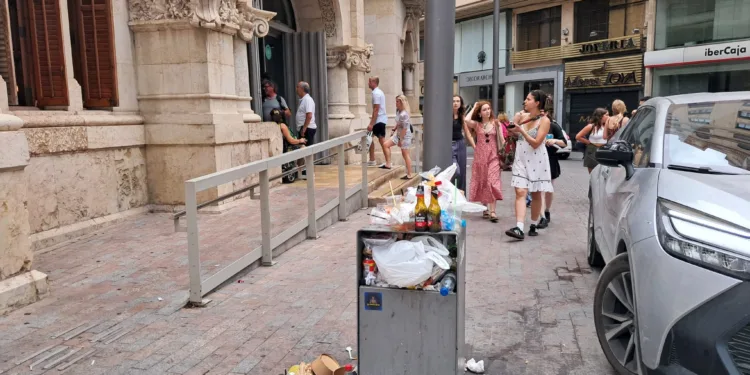 Las papeleras cercanas al Mercado Central a rebosar cada mediodía 1 Las papeleras cercanas al Mercado Central a rebosar cada mediodía