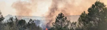 10 medios aéreos luchan contra el incendio forestal de Simat de la Valldigna