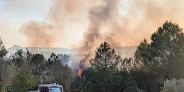10 medios aéreos luchan contra el incendio forestal de Simat de la Valldigna
