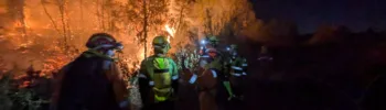 Los bomberos han luchado durante la noche contra el fuego del Incendio Forestal de Simat de la Valldigna