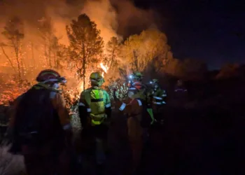 Los bomberos han luchado durante la noche contra el fuego del Incendio Forestal de Simat de la Valldigna