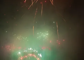 1.000 kilos de pólvora inundaron el cielo de Sueca en el XXII Piromusical durante 20 minutos