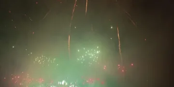 1.000 kilos de pólvora inundaron el cielo de Sueca en el XXII Piromusical durante 20 minutos