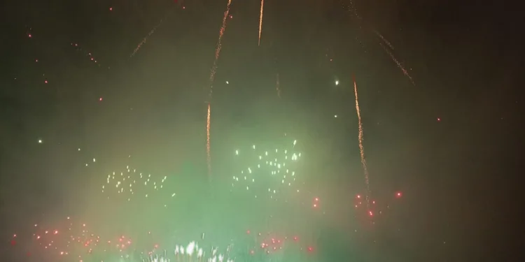 1.000 kilos de pólvora inundaron el cielo de Sueca en el XXII Piromusical durante 20 minutos