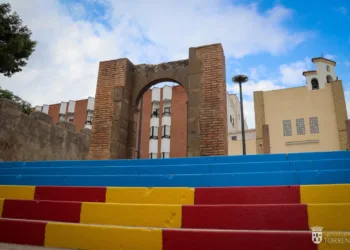 Una Real Senyera de grandes dimensiones da la bienvenida al renovado Patio Rosa de Torrent