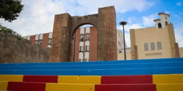 Una Real Senyera de grandes dimensiones da la bienvenida al renovado Patio Rosa de Torrent
