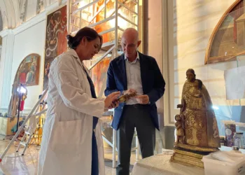 Valencia restaura una talla de madera policromada de la Mare de Deu dels Desamparats de principios del siglo XX 1 Valencia restaura una talla de madera policromada de la Mare de Deu dels Desamparats de principios del siglo XX