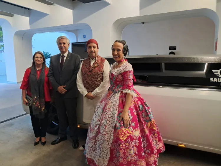 La Falla Faro Mar de Cullera estrenó su pasodoble compuesto por Ferrer Ferràn