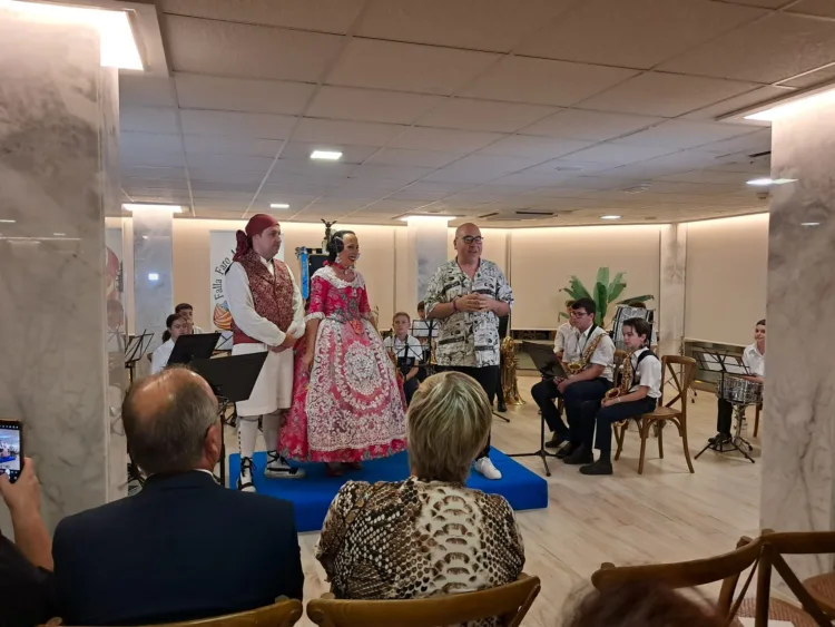 La Falla Faro Mar de Cullera estrenó su pasodoble compuesto por Ferrer Ferràn