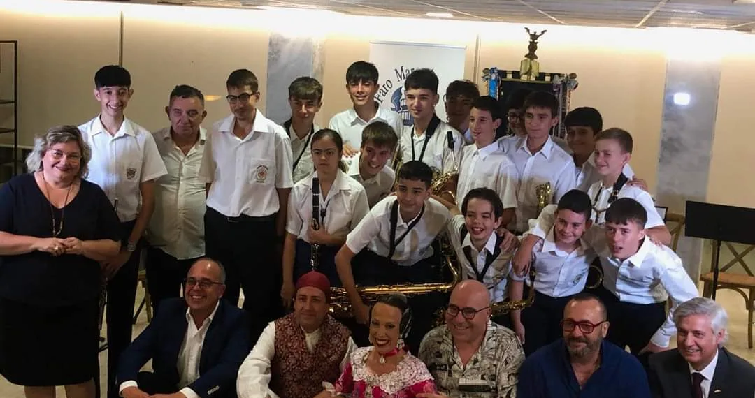 La Falla Faro Mar de Cullera estrenó su pasodoble compuesto por Ferrer Ferràn