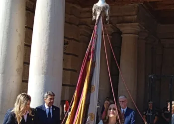 Papi Robles portará la Real Senyera y en la puerta de la Catedral le sustituirá la alcaldesa