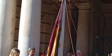 Papi Robles portará la Real Senyera y en la puerta de la Catedral le sustituirá la alcaldesa